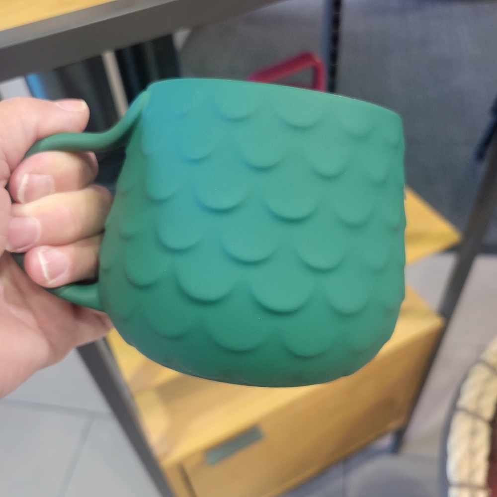 Starbucks Holiday Christmas 2025 Green scales Siren Mermaid Tail Handle Mug 14oz - Picture 2 of 6